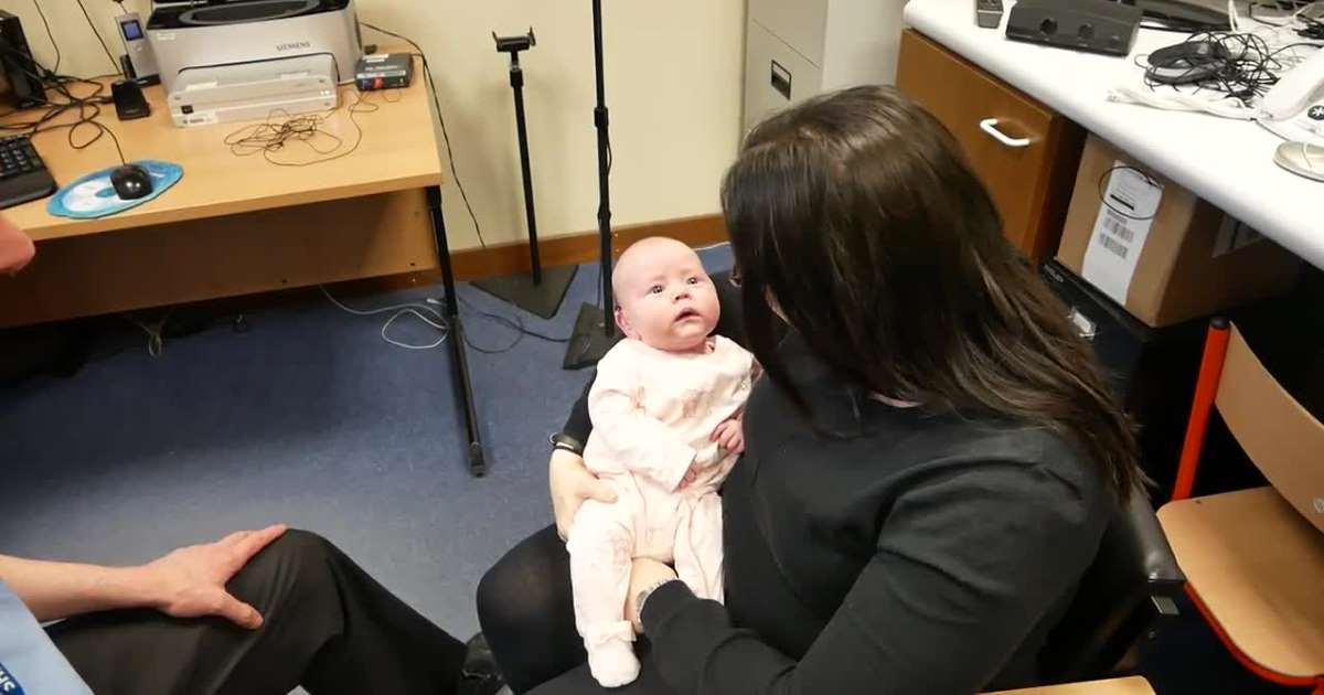 فيديو مؤثر..رد فعل طفلة سمعت صوت والدتها للمرة الأولى