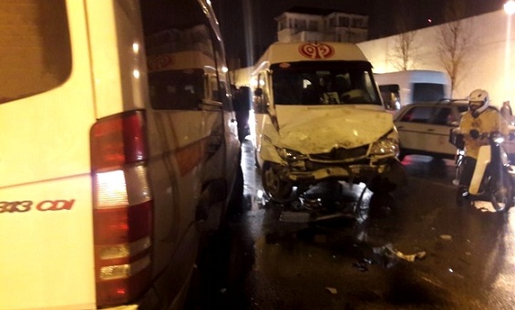 طنجة.. إصابة 20 شخصا إثر اصطدام عنيف بين سيارتين لنقل العمال