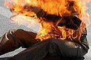 يحرق جسده احتجاجا على حرمانه من الاستفادة من محل بسوق نموذجي