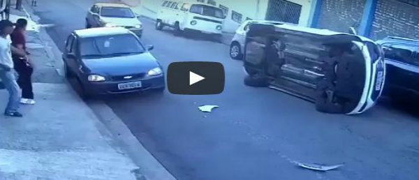 بالفيديو.. حادث تصادم مروع بين أكثر من سيارة