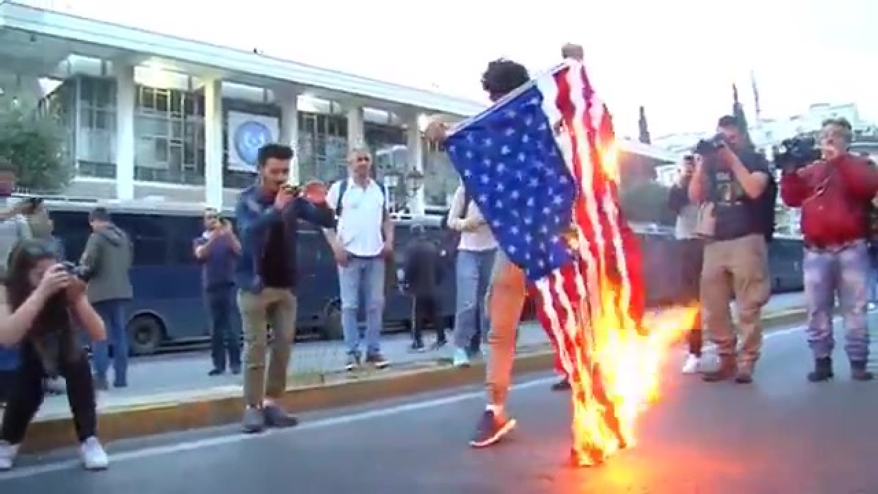 بالفيديو.. إحراق العلم الأمريكي في بلد أوروبي لهذا السبب!
