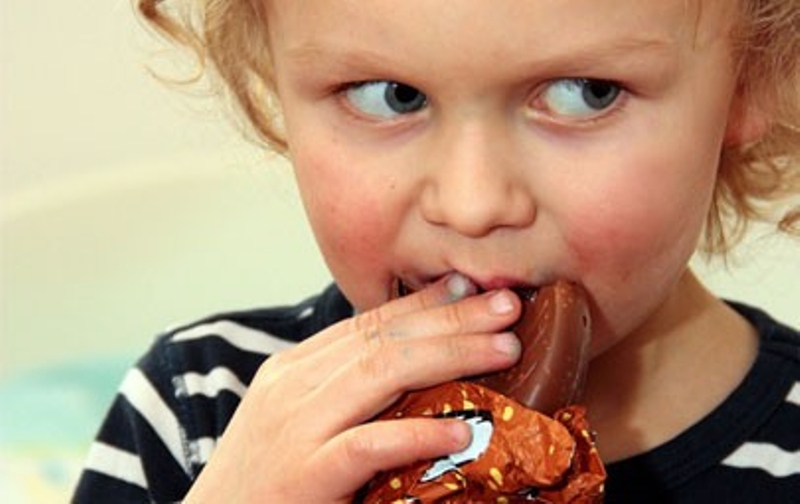 مرض يجبر طفلا على تناول الحلويات وحدها