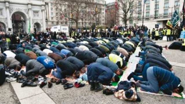 نائب ألماني يستنكر تعقب المسلمين لصلاة الجمعة