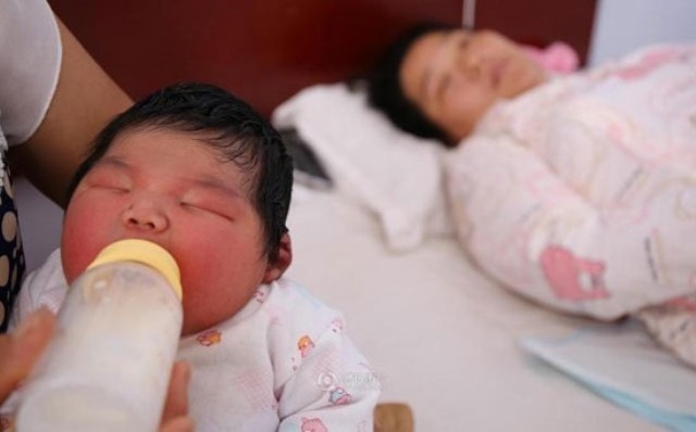 ولادة ثاني أضخم طفل في العالم