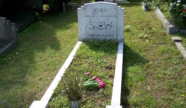 باقة ورد على قبر  ناجي العلي في ذكرى رحيله: مقاتل بالريشة من أجل فلسطين