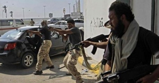مغربي عائد من ليبيا: المسلحون استولوا على أموالنا وهددونا ب