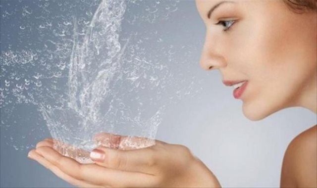 الماء الساخن مضر بالبشرة الدهنية عند النساء
