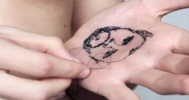 بالصور.. فنان يرسم الوجوه على كف يده بـ«الخيط والإبرة»