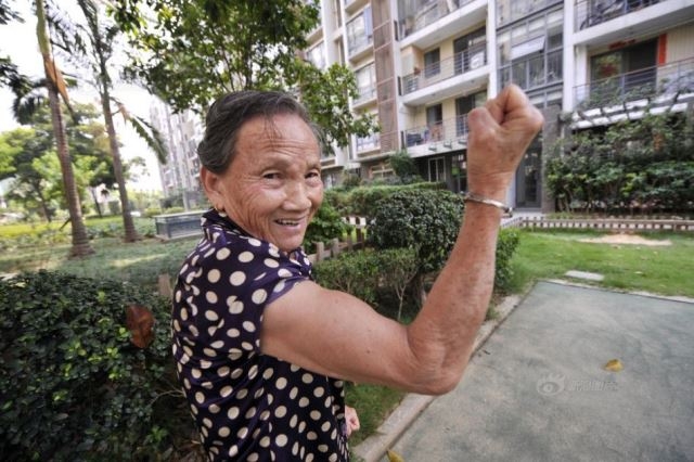 عجوز صينية تمارس تمارين الضغط 100 مرة في 5 دقائق