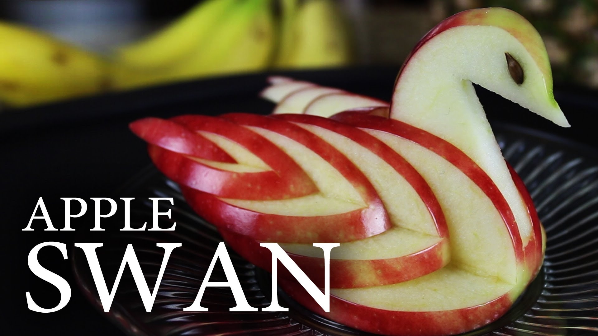 بالفيديو: كيف تصنعين بجعة من التفاح لتزيين المائدة؟