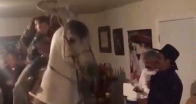 بالفيديو.. مكسيكي يدخل حفل منزلي راكبا حصان