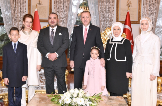 العاهل المغربي يحضر حفل شاي بدعوة من أسرة الرئيس التركي