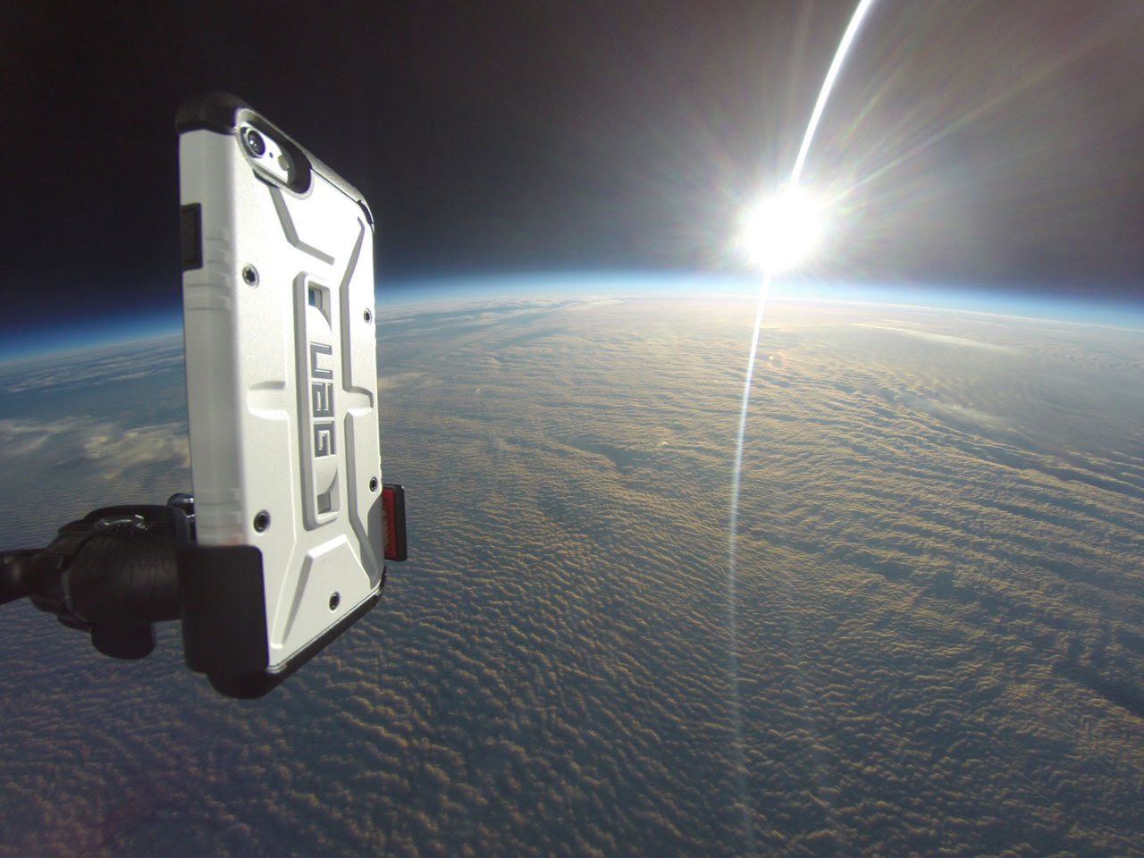 لحظة إلقاء «آيفون 6» من الفضاء