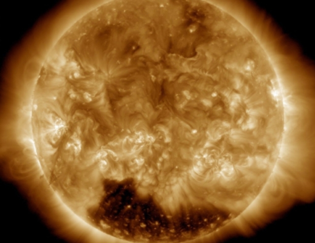 الشمس تحتفل بالعام الجديد بسلسلة انفجارات داخلية