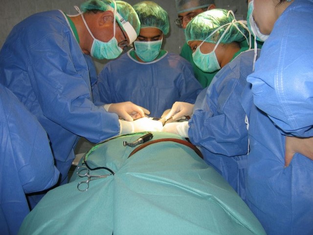 فريق طبي مغربي ينجح في استئصال ورم سرطاني لامرأة ستينية بطانطان