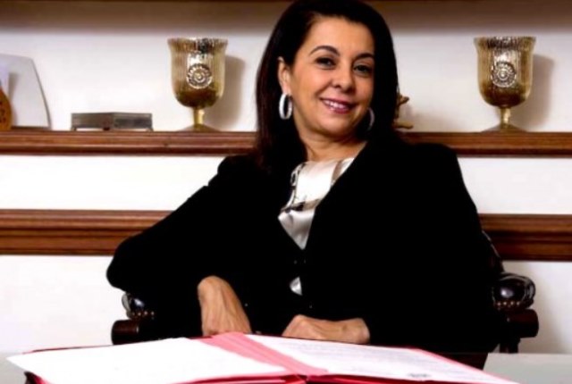 توشيح سفيرة المغرب في البرتغال بالوسام الذهبي