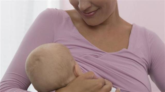 دراسة: الرضاعة تساعد على تهيئة الطفل للأطعمة الصلبة