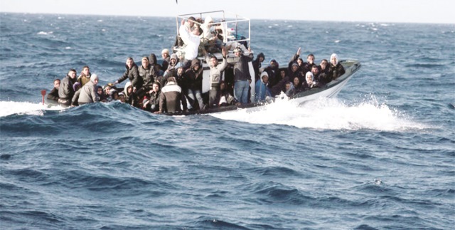 انقاذ 19 مرشحا للهجرة السرية من الغرق قبالة ساحل طنطان في جنوب المغرب