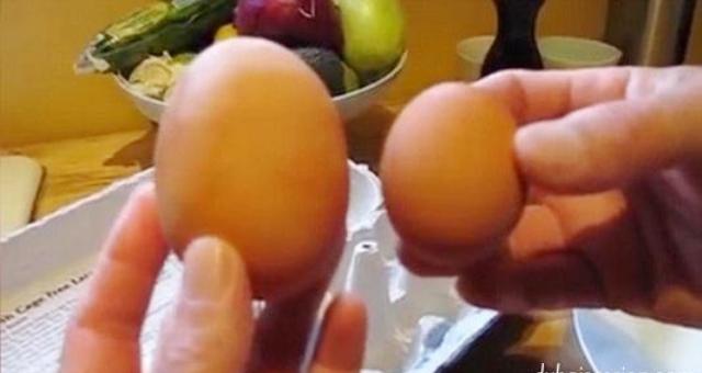 بالفيديو: يكسر بيضة ليجد واحدة أخرى بداخلها