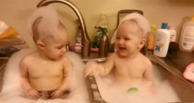 بالفيديو.. توأمان يستحمان في أحواض لـ «غسيل الأطباق»