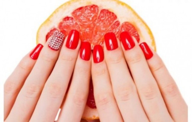 تعرفي على أحمر الأظافر الذي يناسب لون بشرتك