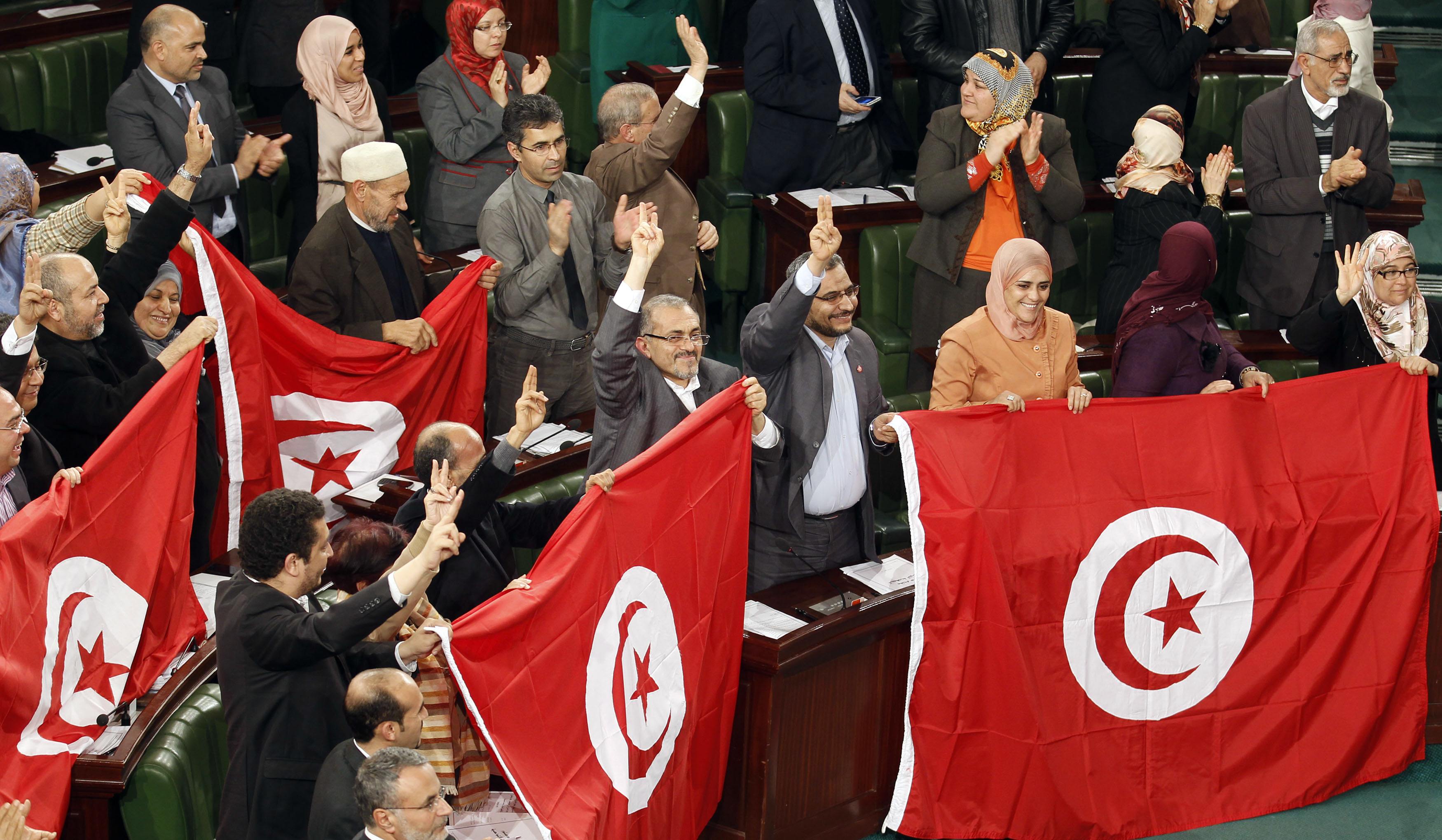 البرلمان التونسي يثير جدلا حول قرض 100مليون دولار  تسلمه من الجزائر