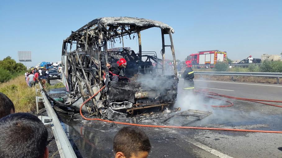 عاجل:اندلاع النيران في حافلة لنقل المسافرين قرب المحمدية ونجاة ركابها