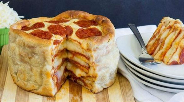 طريقة مبتكرة لتحضير فطيرة البيتزا مع الببيروني