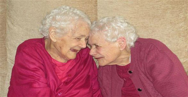 وفاة أكبر شقيقتين توأم في العالم عن عمر 103 أعوام