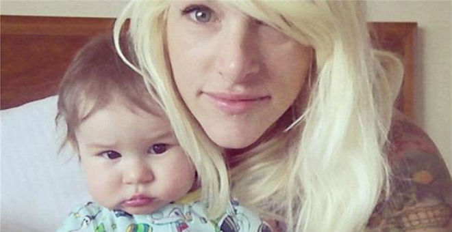 طرد مغنية شهيرة من الطائرة بسبب بكاء طفلها