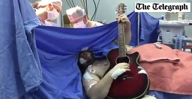 مريض يعزف بالقيتارة أثناء خضوعه لعملية جراحية