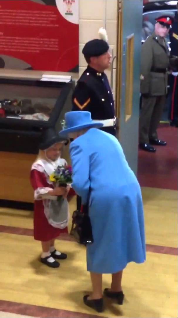 فيديو..طفلة أهدت الورد لملكة بريطانيا فتلقت صفعة على وجهها
