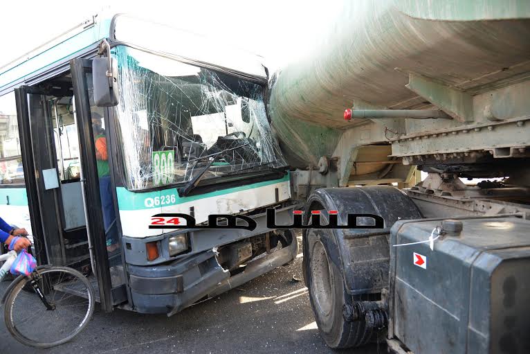 عاجل: نجاة ركاب حافلة بعد اصطدامها بشاحنة ل