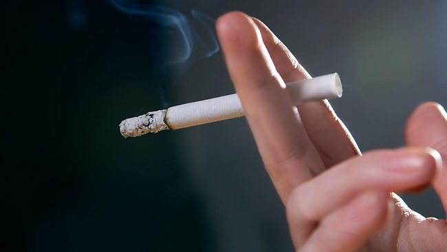 المغاربة يدخّنون سجائر مجهولة المصدر ومنتهية الصلاحية