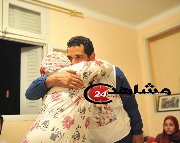 بالصور.. العمراني يعانق والدته بعد السراح المؤقت
