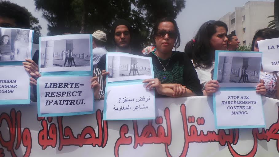 مغاربة يحتجون أمام سفارة فرنسا ضدّ التعرّي