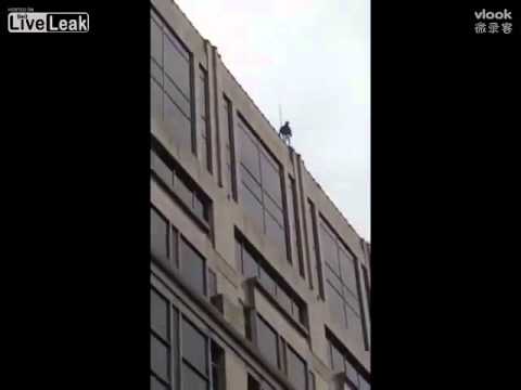 لحظة انتحار رجل قفزا من مبنى شاهق في الصين