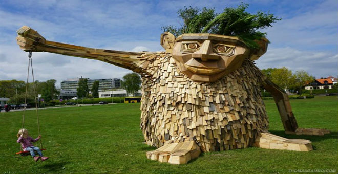 بالصور: شاب يصنع تماثيل ضخمة من الخشب المهمل