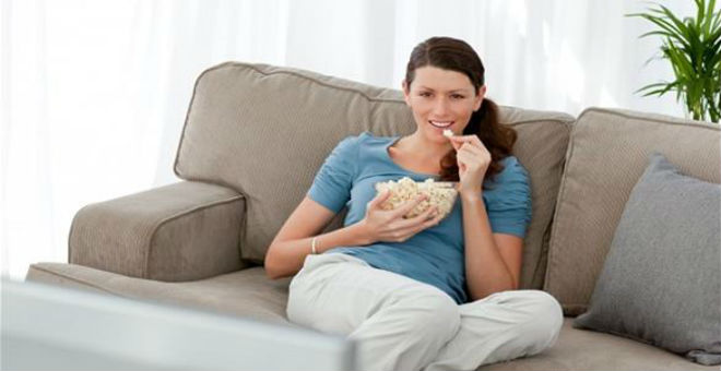 للنساء: الجلوس طويلا يصيب بسرطان الثدي والمبيض