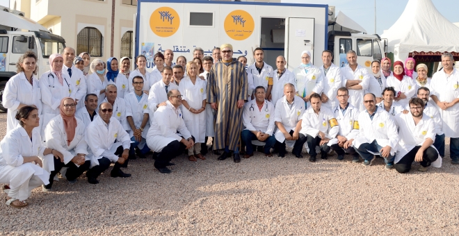 الملك محمد السادس يزور المستفيدين من القافلة الطبية التضامنية بمديونة