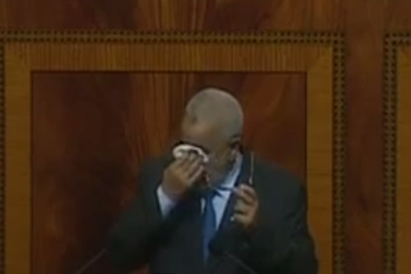 بنكيران يذرف الدموع في البرلمان