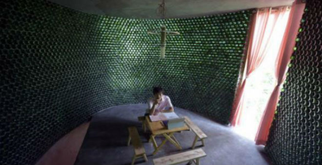 صيني يبني مكتبا باستخدام 8500 زجاجة
