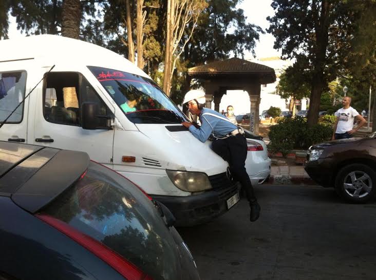 سائق سيارة للنقل السري يسحل شرطيا في مدينة طنجة