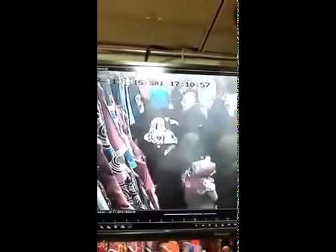 امرأة تسرق فستان العيد وتخفيه بعباءتها