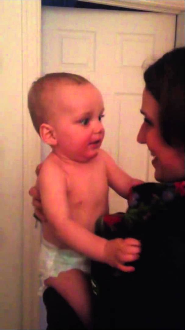 فيديو رائع.. شاهد ردة فعل طفل صغير لما رأى توأم أمه لأول مرة