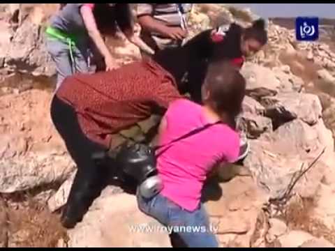 نساء فلسطينيات يحاصرن جندي صهيوني اعتدى على طفل وحاول اعتقاله