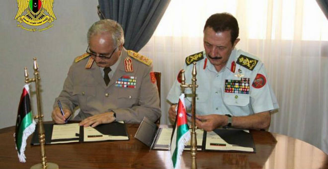 خليفة حفتر يوقع مذكرة تعاون في المجال العسكري مع الأردن