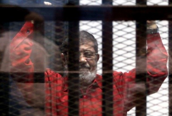 مرسي يكشف محاولة تسميمه داخل السجن