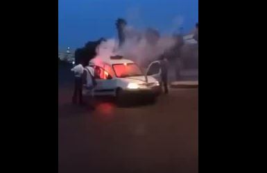 بالفيديو. النيران تلتهم سيارة الأمن الوطني خلال مباراة الوداد