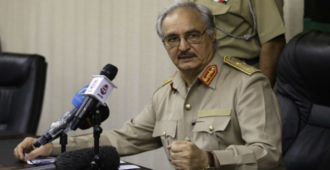 الجنرال الليبي خليفة حفتر بالجزائر